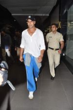 Akshay Kumar snapped at the airport in Mumbai on 30th July 2013 (15).JPG